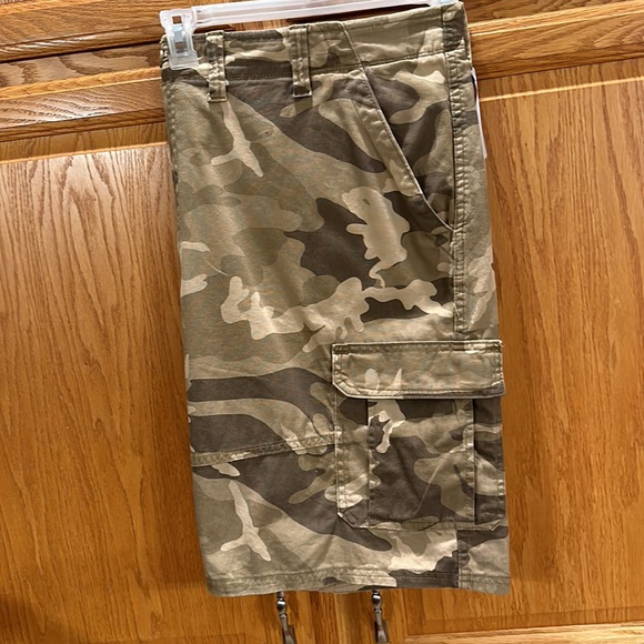 Wrangler Relaxed Fit Flex Camo Cargo Shorts Hidden Tech Pocket 10 in. Inseam - Picture 3 of 11